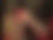 Shorts de cetim vermelho e pernas longas de meia-calça brilhante em sapatos vermelhos são tão quentes!