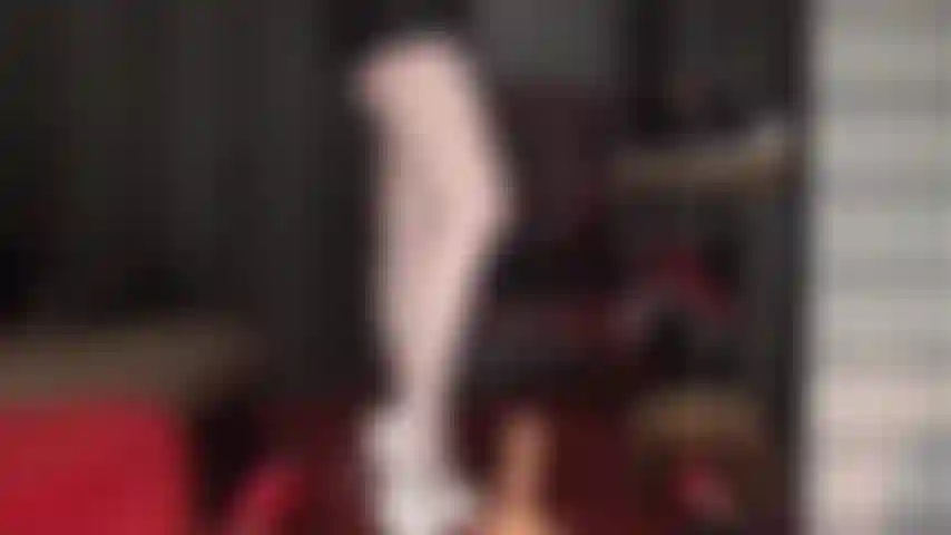 Seu pau de escrava pulsa pelas pernas de uma deusa em meia-calça branca e sapatos plataforma brancos. Você amaria nada mais do que essas pernas e pés de náilon para serem usados para extrair todo o seu esperma.