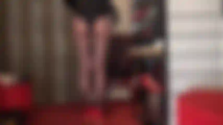 Pernas, pernas e mais pernas - este incrível par de meias-calças pretas transparentes combinadas com saltos agulha vermelhos brilhantes te deixa louco. A mistress conhece sua fraqueza por suas curvas perfeitas.