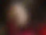 Fetiche por jeans branco, couro preto, botas, luvas e uma cinta-liga preta enorme - atraída pelos meus jeans justos, a patroa enfia seu bbc em seus buracos.