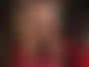 Com meia-calça nude e bunda nua.