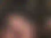 Punheta com luvas, fetiche por pvc, fetiche por cuspe, meias de náilon, adoração por bunda - a amante acaricia um grande pau preto enquanto usa um vestido de vinil sexy e justo com meia-calça por baixo e luvas de couro até o cotovelo.