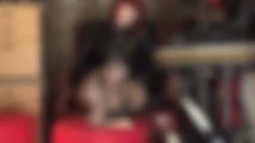 Suas bolas inúteis são o apoio para os pés da minha amante - já se perguntou qual seria o lugar perfeito para meus pés doloridos descansarem? Não se pergunte mais... São suas bolas cheias.