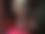 Um raro pedaço de unhas dos pés pintadas de vermelho em meia-calça preta transparente.