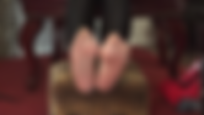 Se você curte adoração a pés, então esta é para você. Relaxe e aproveite mais de 1 hora dos meus lindos pés brilhantes de meia-calça. Você pode literalmente vê-los suando cada vez mais. Adoro!