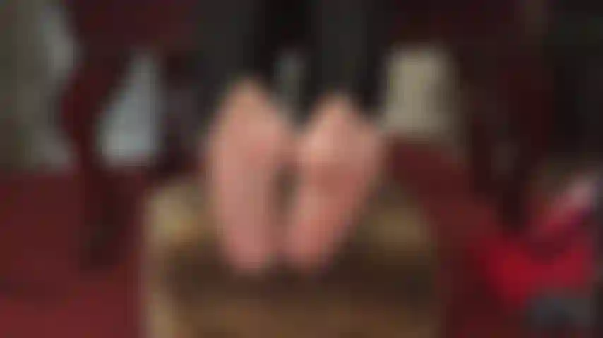 Se você curte adoração a pés, então esta é para você. Relaxe e aproveite mais de 1 hora dos meus lindos pés brilhantes de meia-calça. Você pode literalmente vê-los suando cada vez mais. Adoro!