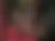 Baixa, justa, brilhante e simplesmente gostosa - a amante vivian está vestida com um vestido preto de látex, adicionando um par de meias de renda nas pernas nuas, combinadas com sapatos de salto alto de metal.