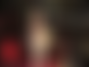 Ajoelho-me aos pés da sua patroa agente penitenciária de látex. Pés descalços e látex. Este é um raro clipe de unhas dos pés pintadas.