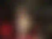 Ajoelho-me aos pés da sua patroa agente penitenciária de látex. Pés descalços e látex. Este é um raro clipe de unhas dos pés pintadas.