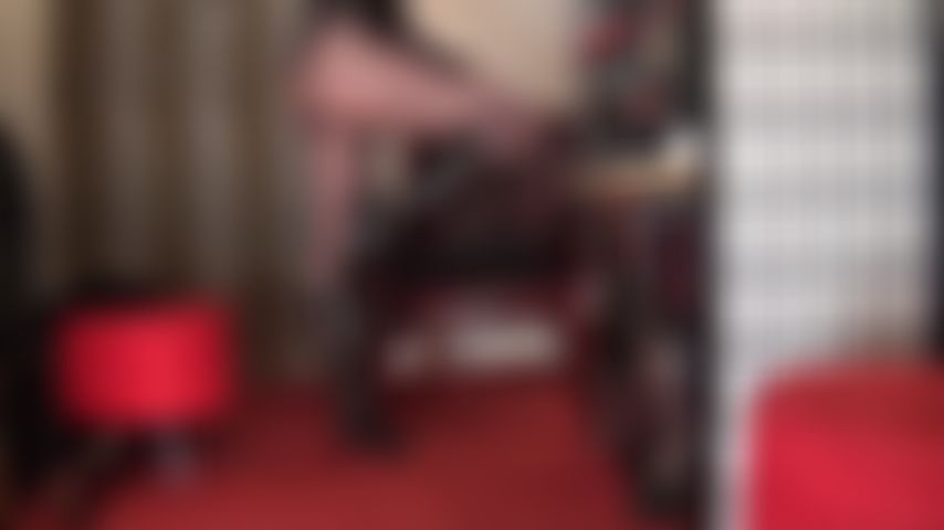 Adoro botas de couro e meia-calça - meia-calça preta transparente e botas curtas são sua fraqueza.