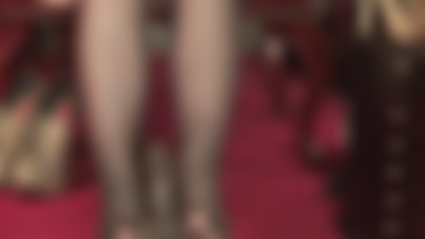 Esse pau preto adora os pés macios de náilon da dona vivian, envolvendo meus arcos altos e dedos fofos em volta desse pau preto de borracha.