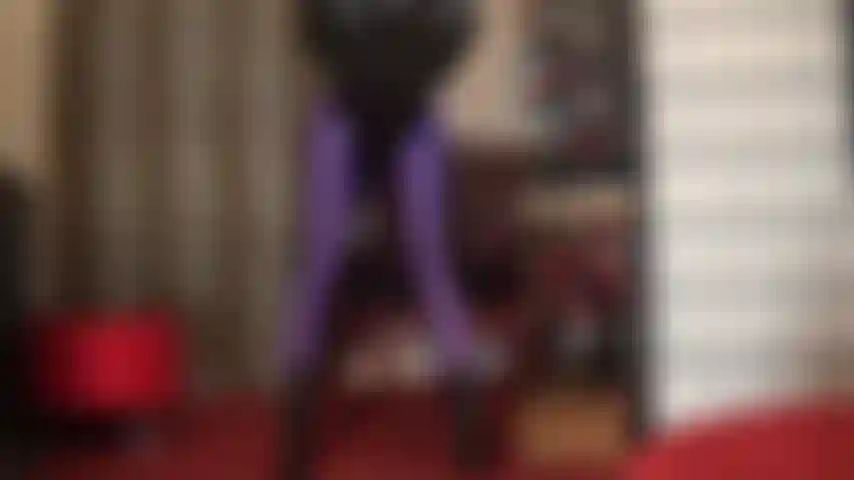 Uso meias-calças de spandex roxas extremamente brilhantes e justas, adoro pernas, adoro bunda e botas de cano curto.