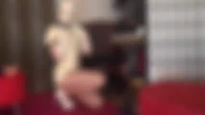 Roupa branca de borracha, luvas e capuz de látex com cinta-liga esguichante. A senhora vivian masturba seu pauzão. Você consegue acompanhar? Lubrifique seu pau e me masturbe.