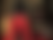 Usando uma cinta-liga preta enorme, adorando bundas em leggings vermelhas.