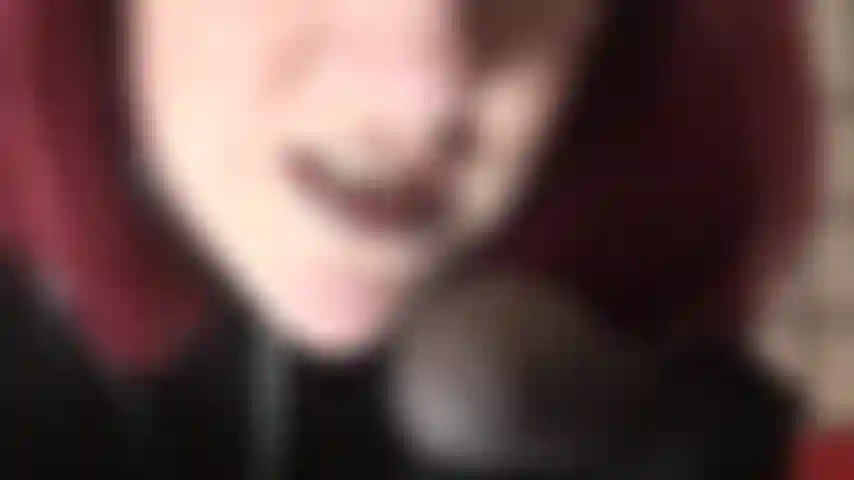 Uma deusa do látex com leggings pretas de borracha apertadas, com um bbc na mão com o seu nome escrito. Você, minha puta, será a destinatária deste lindo e enorme strapon.