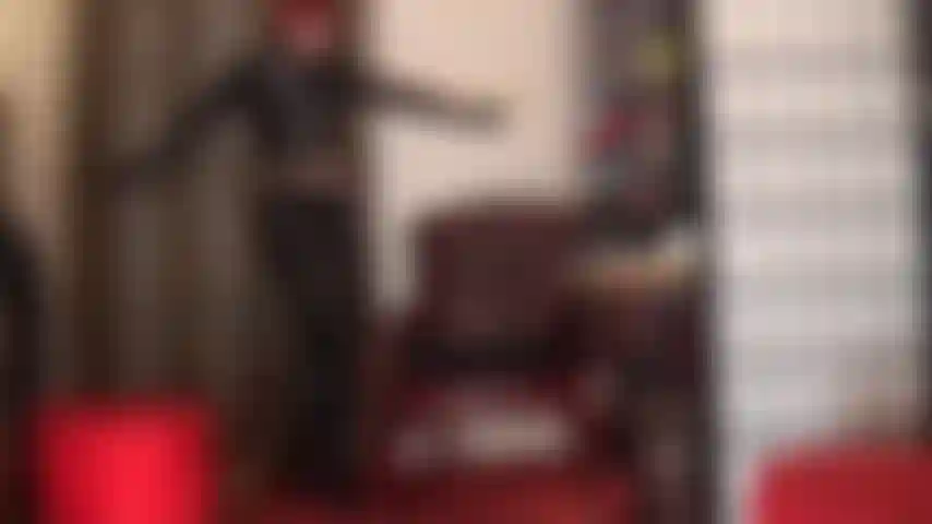 Controle da respiração - deusa cruel vestida com jeans e jaqueta de pvc preto brilhante segura seu pescoço com firmeza. Você consegue gozar antes de ficar sem fôlego?