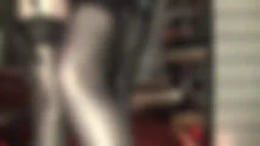 Fetiche por sedução com meias-ligas - a amante criou um traje sensacional com meias pretas, cinta-liga floral em meia-calça de lycra leohex branca combinada com um body de fio dental de pvc brilhante e luvas de couro.