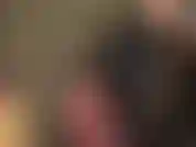 Com um corpo fetiche de pvc com correntes, meia-calça arrastão vermelha e uma cinta-liga preta enorme. E é assim que sua amante está vestida enquanto enfia seu pauzão na sua boceta safada.