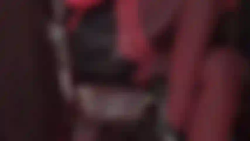 Meias sensuais femdom provocam - a amante vivian aumenta o calor com meias-calças vermelhas com costuras sobrepostas em meias-calças de elastano leohex pretas brilhantes.