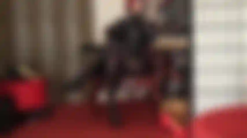 Sob o feitiço brilhante da senhora vivian - roupas pretas brilhantes são sua maior fraqueza. O pvc refletindo a luz, o salto da bota balançando para cima e para baixo... Os movimentos sutis e sensuais da senhora te hipnotizaram.