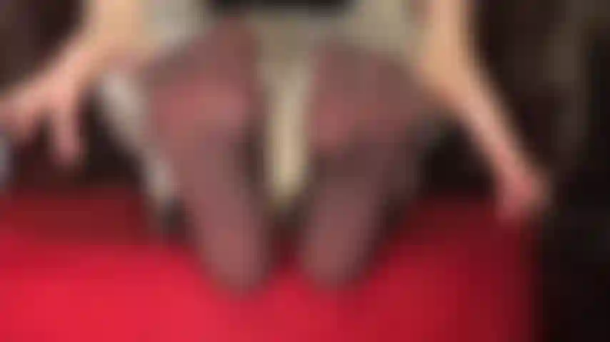 Jeans branco e solas de náilon pretas transparentes - pés de meia-calça sensuais balançando para fora do jeans branco.