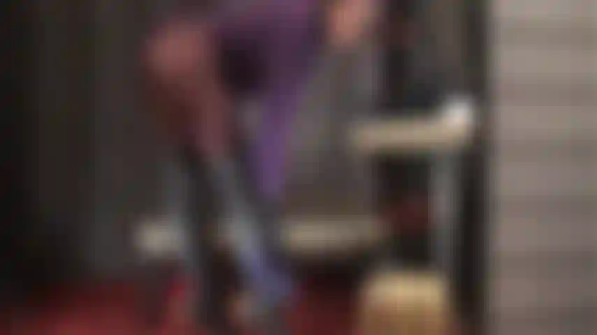 Calcinhas de cetim são usadas para polir as maravilhosas botas de couro preto da patroa.