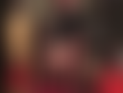 Vem cá, sua vadia, seu rosto será meu apoio para os pés. Vou esfregar esses pés cheirosos e suados de meia-calça no seu rosto, ver você inalar a perfeição, mexendo meus dedos por todo lado.