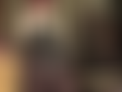 Vestida com um espartilho de couro preto, luvas e meia-calça, a dona da casa coloca uma de suas cintas menores, acariciando e enfiando esse pauzão. Ah, você não adoraria estar do lado receptor?