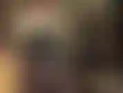 Vestida com um espartilho de couro preto, luvas e meia-calça, a dona da casa coloca uma de suas cintas menores, acariciando e enfiando esse pauzão. Ah, você não adoraria estar do lado receptor?