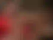 Lindas luvas brancas de cetim provocam sensualmente pernas e pés de meia-calça em camadas.