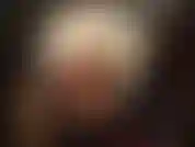 Uma amante arrogante com uma cinta-liga preta enorme, óculos escuros e casaco de pele. Sim, sua vagabunda, você vai usar só a garganta para massagear o esperma do meu pau e de todos os outros paus que eu apontar.