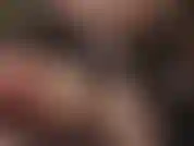 Meias brancas de renda brilhante sobre meia-calça marrom-escura brilhante, adornadas com luvas de couro. Aposto que você adoraria enfiar seu pau entre as camadas macias de náilon.