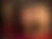 Adoro bunda e pés com meia-calça brilhante e uma enorme cinta-liga preta entre as solas da minha amante. Beija meu pau, meus pés e minha bunda.