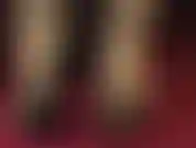 Com pés calçados em meias de borracha e sandálias de tiras abertas.