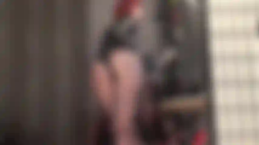 As coisas vão ficar ainda mais brilhantes - adoração de bunda com pernas cruzadas em meia-calça arrastão com costura traseira sedutora e body de pvc, depois minissaia de pvc.