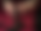 Footjob com os pés descalços e unhas pintadas de vermelho em um vibrador preto. - Delicie-se com este clipe raro com unhas pintadas de vermelho.