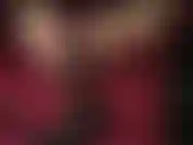 Footjob com os pés descalços e unhas pintadas de vermelho em um vibrador preto. - Delicie-se com este clipe raro com unhas pintadas de vermelho.