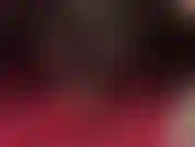 Close-up balançando em vermelho e preto - meias pretas e saltos vermelhos brilhantes são a melhor combinação. Observe a rainha balançando aqueles sapatos sensuais.