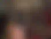 Látex, pernas longas e nuas e dedos longos e sensuais em luvas de borracha.