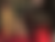 Roupa de látex quente para adorar - saia e blusa verde-fumaça, luvas pretas longas e meias de borracha transparentes com saltos contrastantes vermelhos.