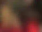 Roupa de látex quente para adorar - saia e blusa verde-fumaça, luvas pretas longas e meias de borracha transparentes com saltos contrastantes vermelhos.