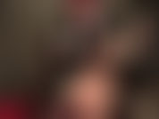 Vestida com uma sexy e brilhante camisinha de borracha verde e preta, a senhora ordenha o pau do seu escravo com os pés de meia-calça e luvas de látex.