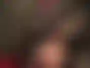 Vestida com uma sexy e brilhante camisinha de borracha verde e preta, a senhora ordenha o pau do seu escravo com os pés de meia-calça e luvas de látex.