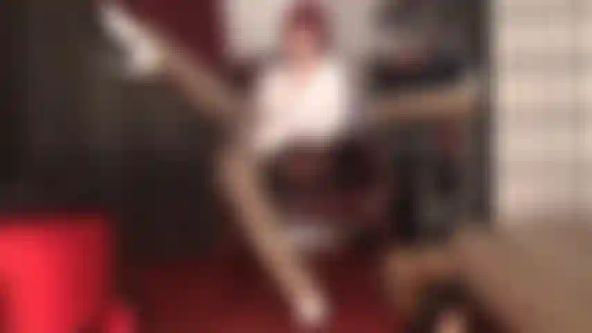 Meias-calças marrons opacas e meias bege brilhantes e essas calcinhas de cintura alta na cor lavanda são exatamente o que seu pau precisa agora.