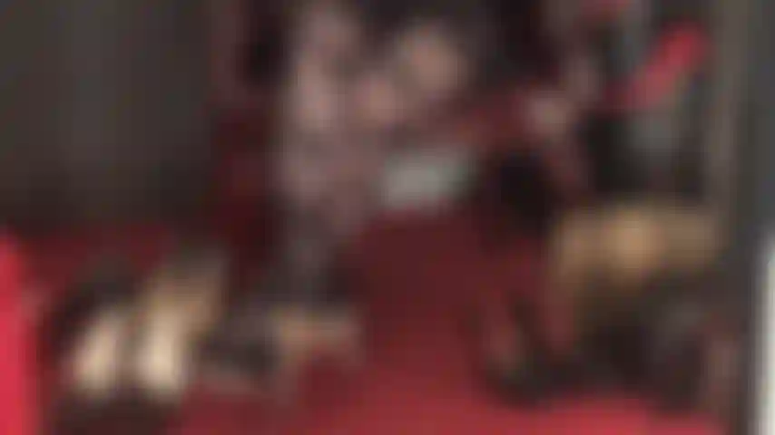 Uso meia-calça com estampas florais, salto alto e adoro pés.