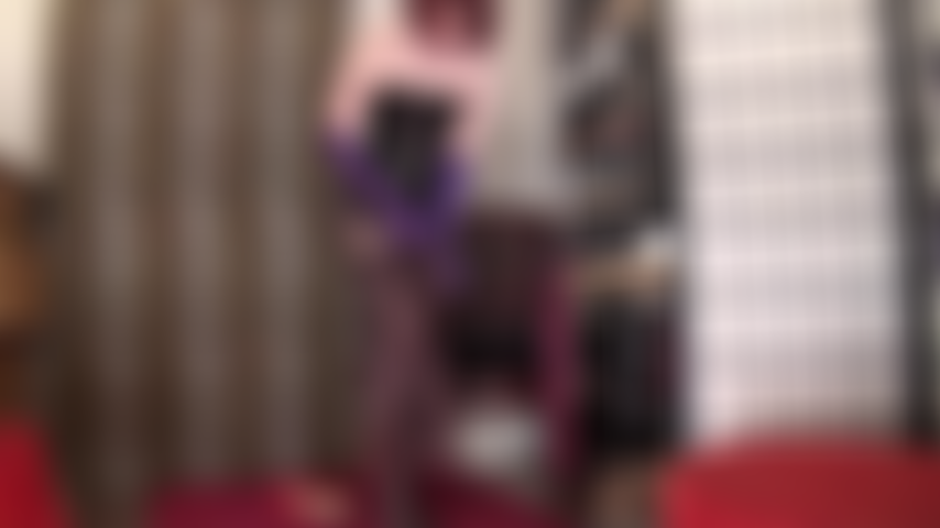 Com luvas de cetim roxas e meias-calças combinando, com um pau preto gigante entre elas. Sei como seu pinto fica excitado por um pau grande e meias de náilon.