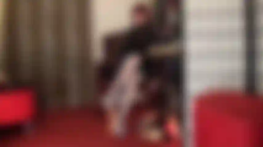 Meias azuis provocam seu pau e suas bolas.