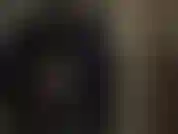 Quanto mais látex, melhor. Observe sua deusa de borracha colocar outra camada de látex para provocá-lo.