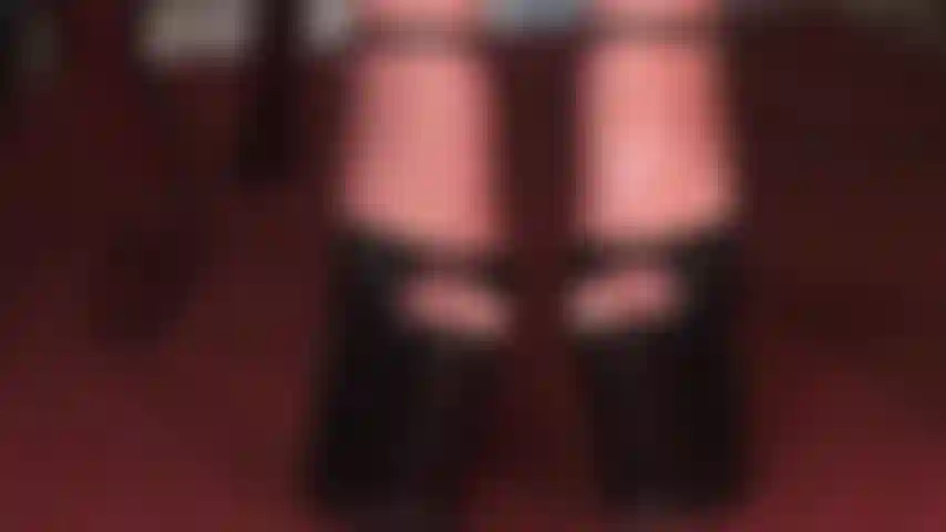 Adoro pés de látex com saltos plataforma abertos - meias brilhantes e escorregadias feitas de látex com saltos altos e fetichistas.