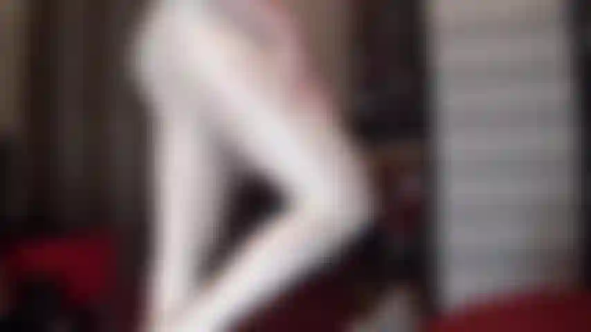 Tenho fetiche por látex e meias brilhantes - látex preto, meia-calça branca e luvas de borracha justas que secam seu pau até a última gota.